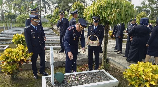 Kenang Jasa Pahlawan, Rutan Purworejo Tabur Bunga di TMP Projo Handoko Loyo