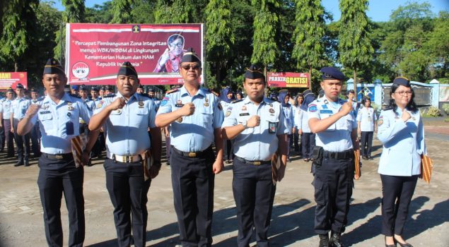 Berikan Penghargaan Kepada 5 Pegawai Terbaik, Kalapas Makassar Inginkan Seluruh Pegawai Terinspirasi