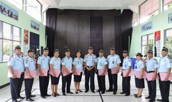 12 Petugas Lapas Ambon Kenakan Pangkat Baru
