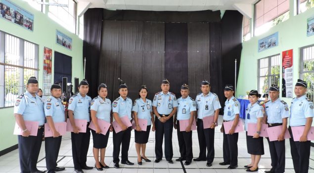 12 Petugas Lapas Ambon Kenakan Pangkat Baru