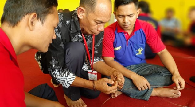 WBP Lapas Jambi Dapatkan Pelatihan Kemandirian Membuat Gelang dan Cincin dari Kayu Resam