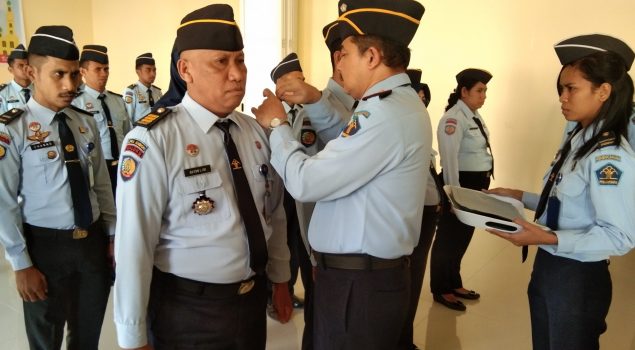 LPKA Ambon Gelar Penyematan Tanda Pangkat dan Pemberian Kartu Pegawai