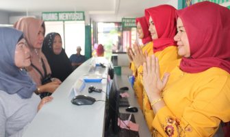 Sambut Pengunjung, Petugas Lapas Pekanbaru Kompak Berpakaian Adat Melayu