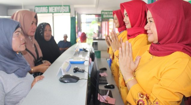 Sambut Pengunjung, Petugas Lapas Pekanbaru Kompak Berpakaian Adat Melayu