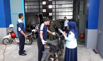 Petugas Basan Baran Rupbasan Bandung Teliti Barang Bukti Titipan Kejari Bandung