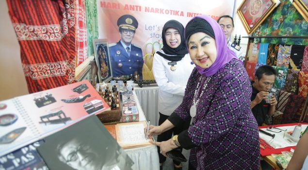 Dewi Motik Antusias Beli Produk Narapidana di Pameran HANI 2019