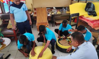 Anak LPKA Kupang Ubah Ban Mobil Bekas Jadi Sofa