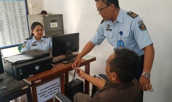 Petugas Bapas Pati Sigap Bantu Klien Dengan Keterbatasan Fisik