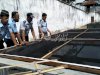Petugas Rutan Bantaeng Pantau Kolam Ikan 