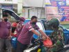 Petugas LPN Sungguminasa Turun ke Jalan Bagikan Takjil