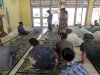 Petugas Pembinaan Ajari Anak LPKA Loteng Praktik Salat Jenazah 