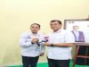 Karutan Sampang Perkenalkan Buku Hasil Karyanya kepada Wamen Imipas
