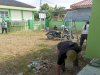 Klien Bapas Pekalongan Laksanakan Aksi Sosial Bersih-Bersih Lingkungan KUA Adiwera