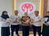 Dukung Pemasaran UMKM, Lapas Kotabaru Serahkan Kain Sasirangan ke DEKRANASDA