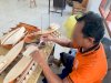 Kreatif dan Produktif, Warga Binaan Lapas Piru Hasilkan Miniatur Kapal dari Kayu Reklamasi