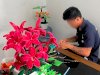 Dari Sampah Jadi Rupiah, Warga Binaan Lapas Luwuk Sulap Limbah Plastik Menjadi Bunga Sintetis