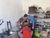 Warga Binaan Lapas Narkotika Karang Intan Asah Skill Body Repair di Bengkel Laskarin