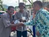 Lapas Banjarmasin Bagikan 25 Bungkus Nasi Padang kepada Juru Parkir dan Tukang Becak