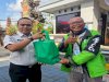 Bapas Denpasar Salurkan Bansos bagi Klien Pengemudi Ojek Online