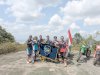 Petugas Lapas Batulicin Kibarkan Merah Putih dan Bendera Pemasyarakatan di Bukit Penyesalan