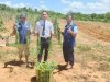 Kebun Pembinaan Berbuah Hasil, Warga Binaan Lapas Batulicin Petik 13 Kg Kacang Panjang
