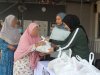 Bakti Sosial, Rutan Perempuan Surabaya Bagikan Sembako bagi Warga Sekitar