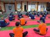 Latih Fokus dan Konsentrasi, Warga Binaan Lapas Tabanan Ikuti Yoga Bersama