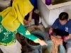 Semarak Hari Batik Nasional, Warga Binaan Lapas Kotabaru Warnai Kain Sasirangan