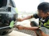 Warga Binaan Lapas Banjarmasin Asah Keterampilan Otomotif melalui Dempul Bodi Mobil