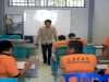 Lewat Program Kejar Paket B, Warga Binaan Lapas Pemuda Madiun Belajar Bahasa Inggris 