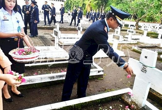Karutan Manado Ikuti Upacara Tabur Bunga di TMP Kairagi