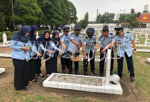 Jajaran Lapas Pekanbaru Ikuti Upacara Tabur Bunga di Taman Makam Pahlawan