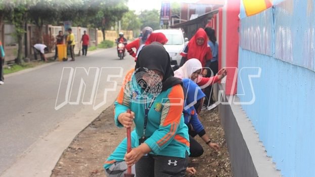 Jajaran Kanwil Riau Bersihkan Sarana Umum di Sekitar Lapas