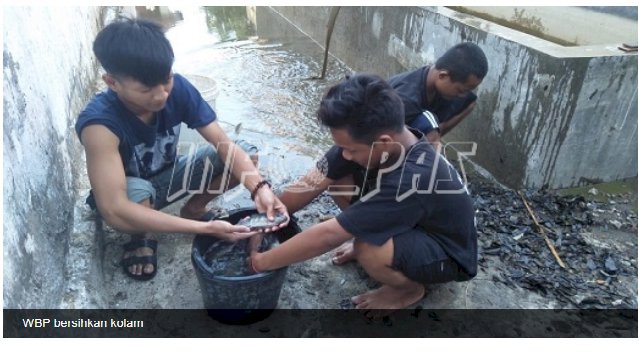 Bersihkan Kolam, WBP Dukung Produktivitas Rutan Bantaeng