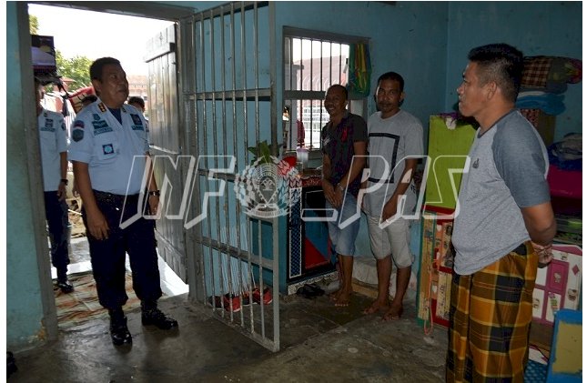 Pastikan Pelayanan Terbaik, Kalapas Watampone Sambangi Kamar & Blok Hunian WBP