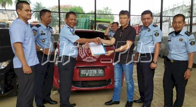 Rupbasan Palembang Serahkan 2 Mobil Kepada Pemenang Lelang