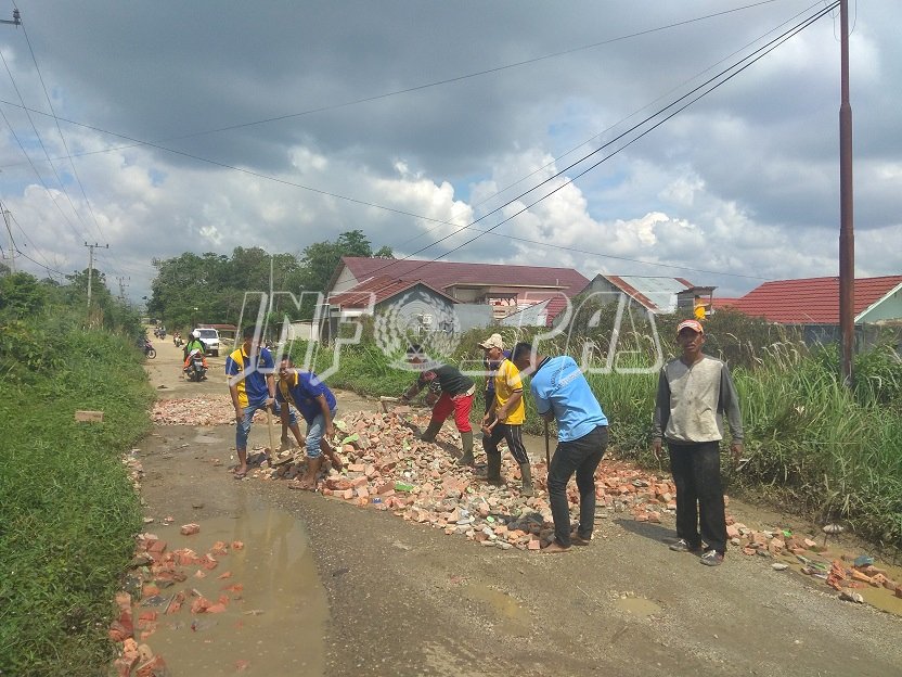 WBP Lapas Sarolangun Tambal Jalan Berlubang Menuju Akses Vital Masyarakat