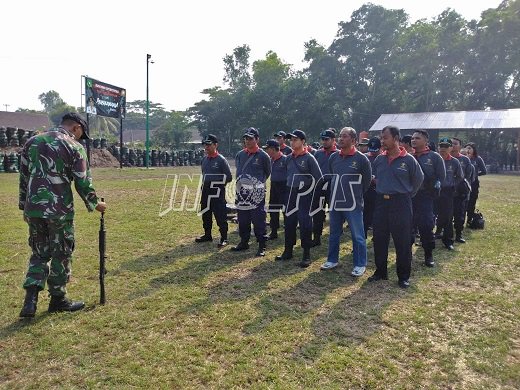 41 Petugas Rutan Kuala Kapuas Ikuti Latihan Menembak 