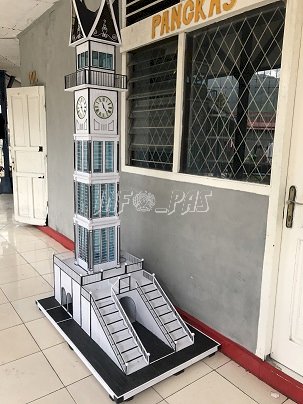 Narapidana Lubuk Sikaping Buat Miniatur Jam Gadang Setinggi 2 Meter