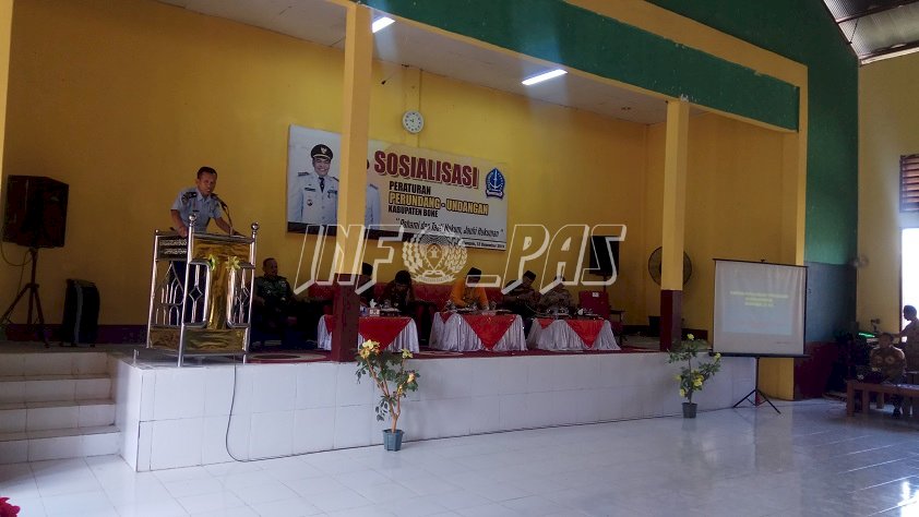 Kasubsi Registrasi Lapas Watampone Paparkan Peran Lapas Dalam Sosialisasi Peraturan Perundang-Undangan Kab. Bone