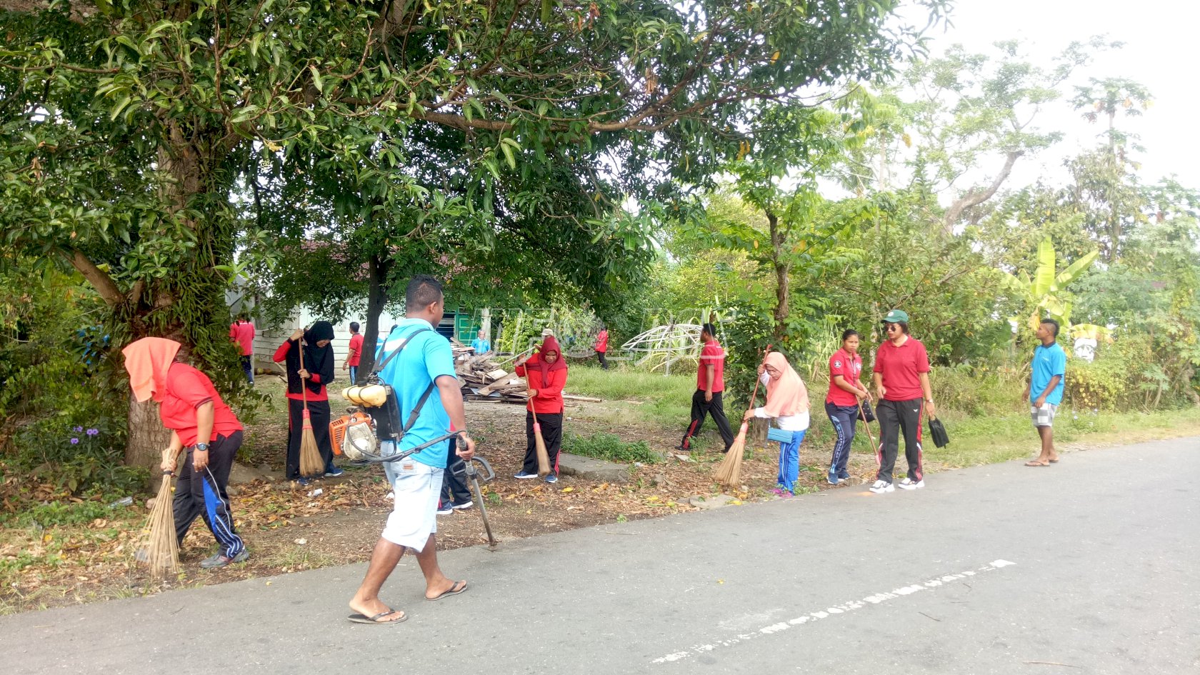 Keluarga Besar Rutan Masohi Bersihkan Lingkungan Sekitar Rutan