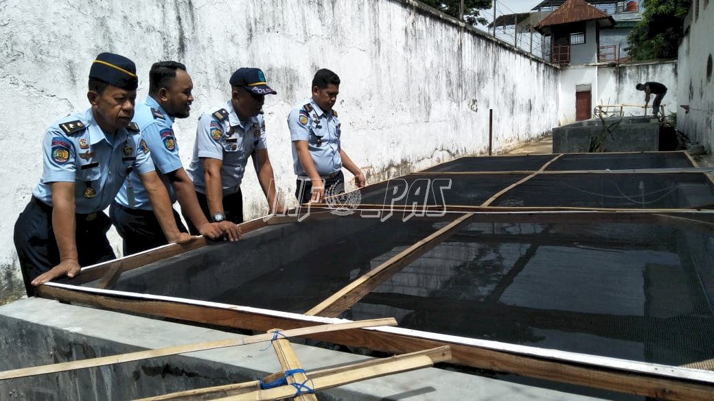 Petugas Rutan Bantaeng Pantau Kolam Ikan 