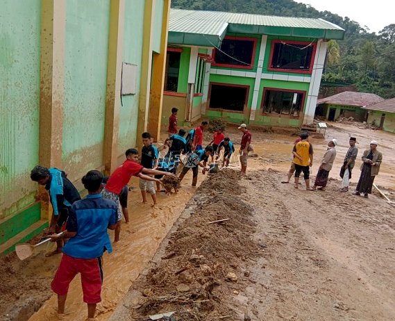 Pasca Banjir, Taruna Merah Putih Rutan Rangkasbitung Bersihkan Ponpes Latansa 1 Cipanas