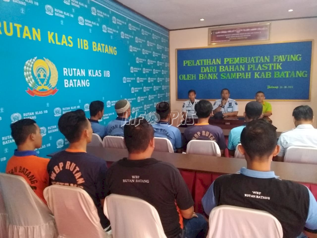 WBP Rutan Batang Belajar Membuat Paving Dari Sampah Plastik