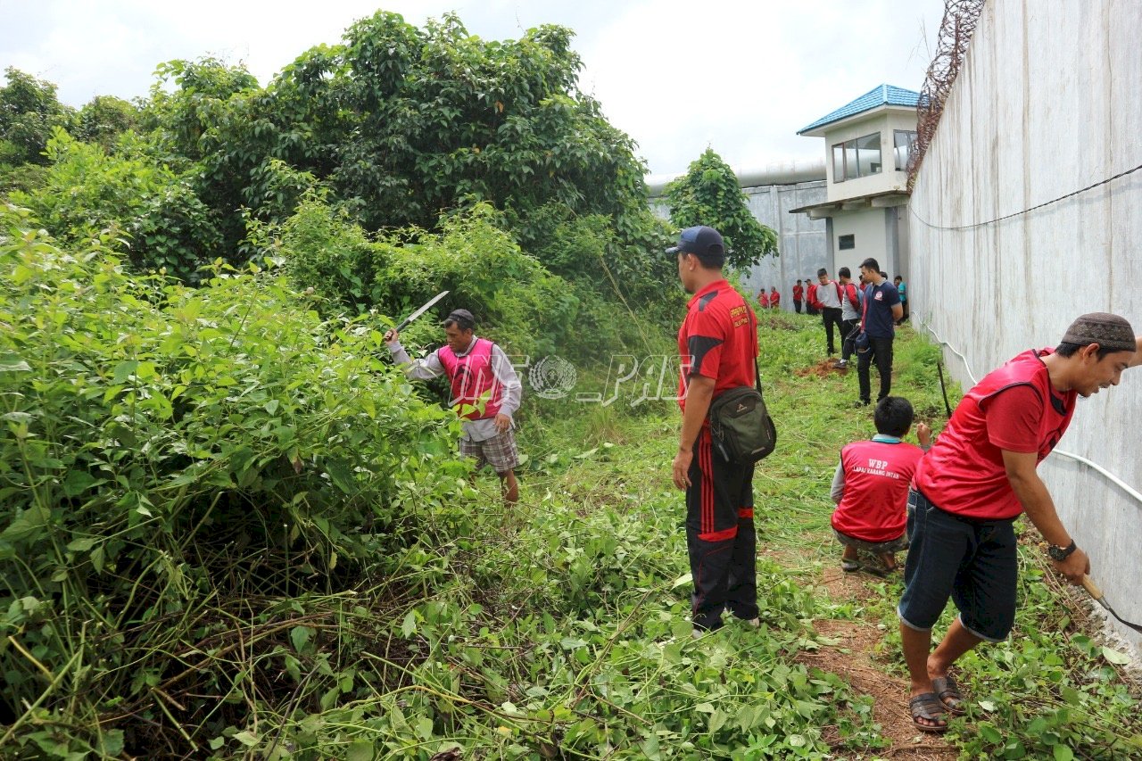 Kalapas Narkotika Karang Intan Pimpin Pembersihan Lahan Sekitar Lapas