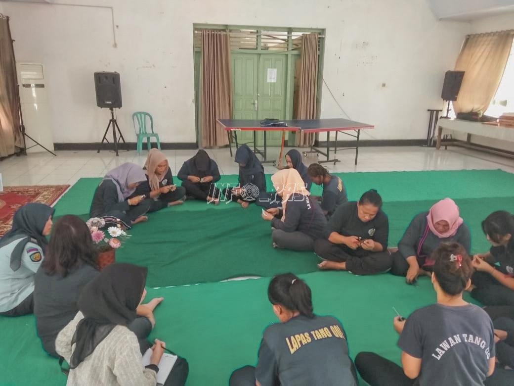 WBP Lapas Kelas IIA Tangerang Belajar Buat Bunga Kertas