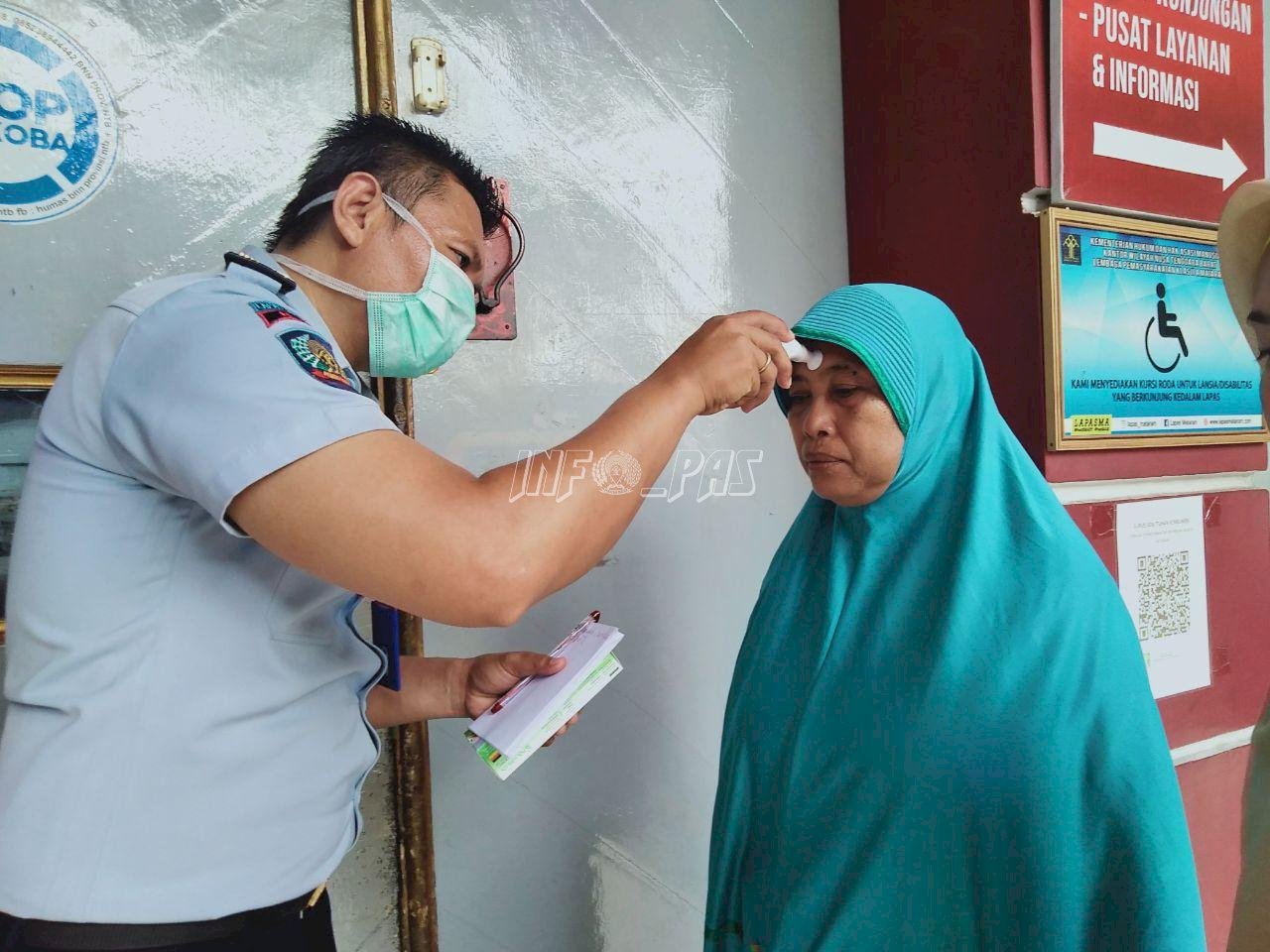 Cegah Penyakit Menular, Petugas Lapas Mataram Cek Suhu Tubuh Pengunjung