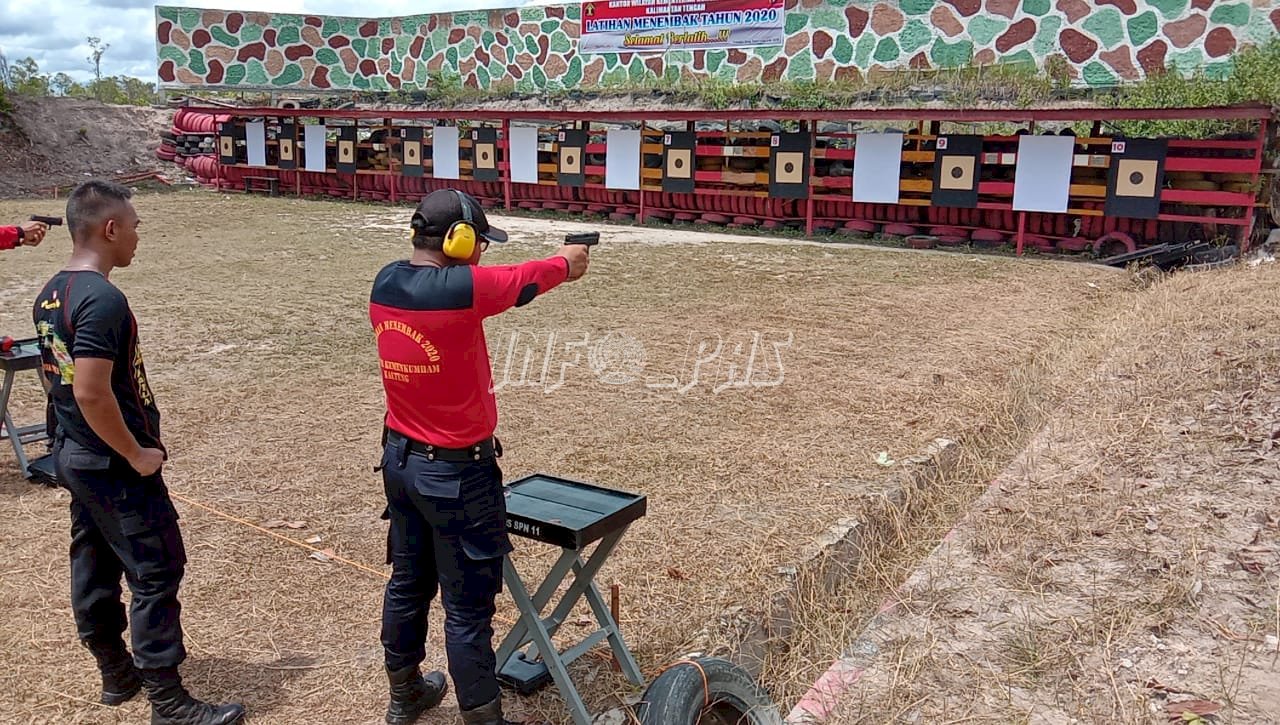 Latihan Menembak Bina  Fisik, Mental, dan Disiplin Jajaran Lapas Sukamara