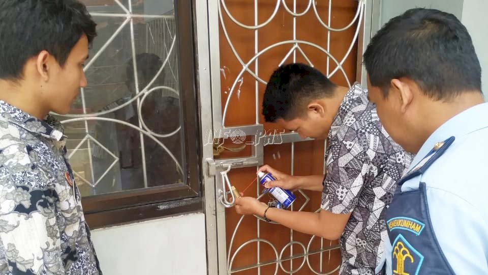 Semprot Gembok Kamar Anak, Bentuk Kepedulian Petugas LPKA Jakarta
