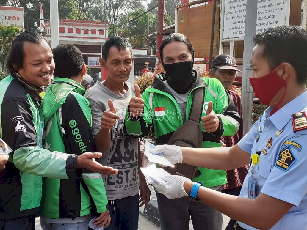 Gandeng Polsekta, Lapas Rangkasbitung Bagikan Masker Hasil Karya WBP